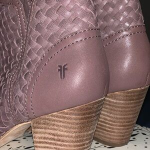 I’m selling this beutifull boots , because that not me lilac color,  FRYEsize 8